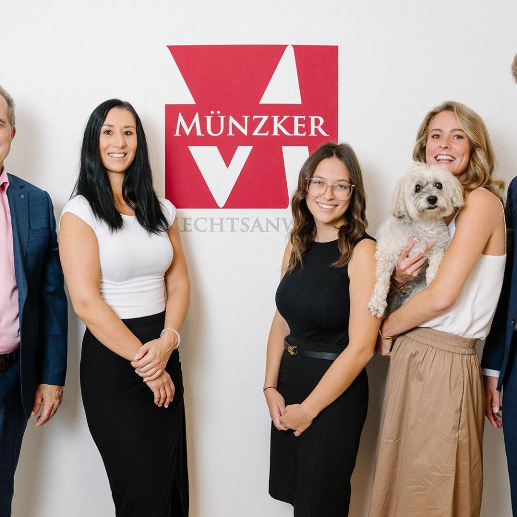 Grupenfoto stehend mit Logo