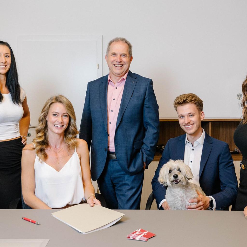 Gruppenfoto in Besprechungszimmer